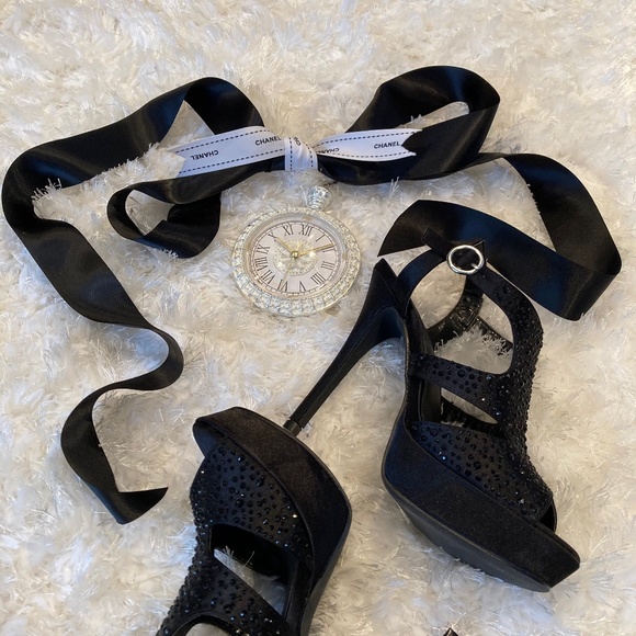 LE CHÂTEAU SATIN JEWELLED HEELS - Picture 5 of 7